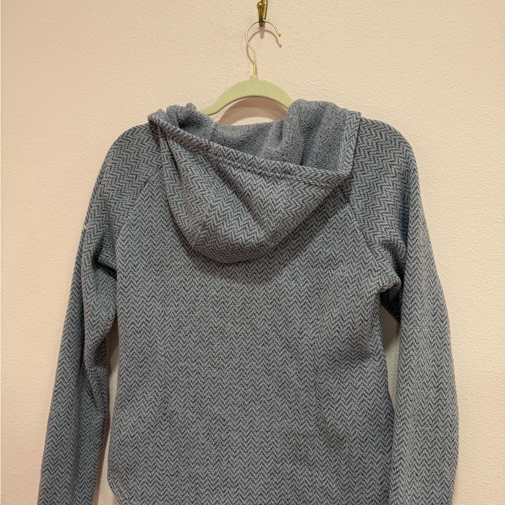 Gray Chevron Patterned Hoodie - image 2
